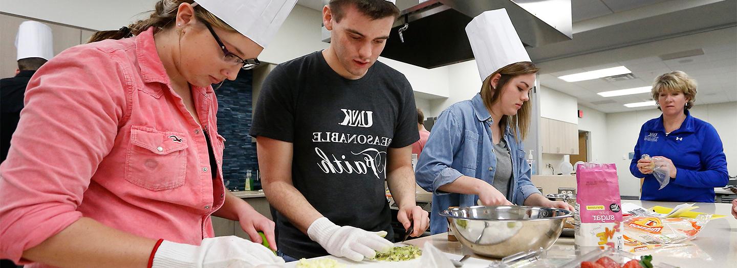 学生 making food together