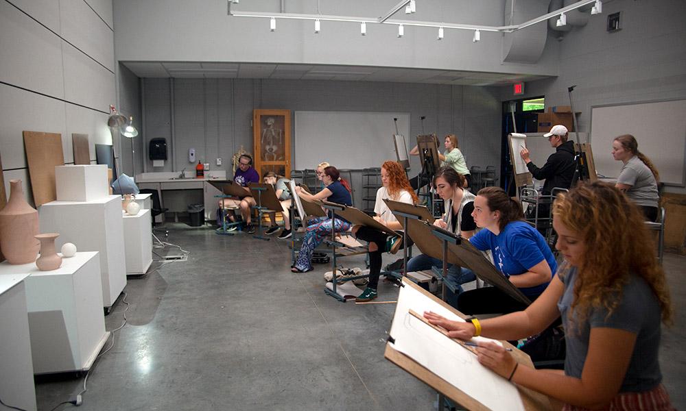 体育菠菜大平台 students in a drawing class